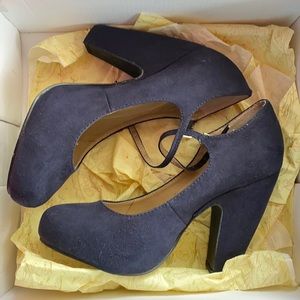 Macy’s American rag navy blue closed heels